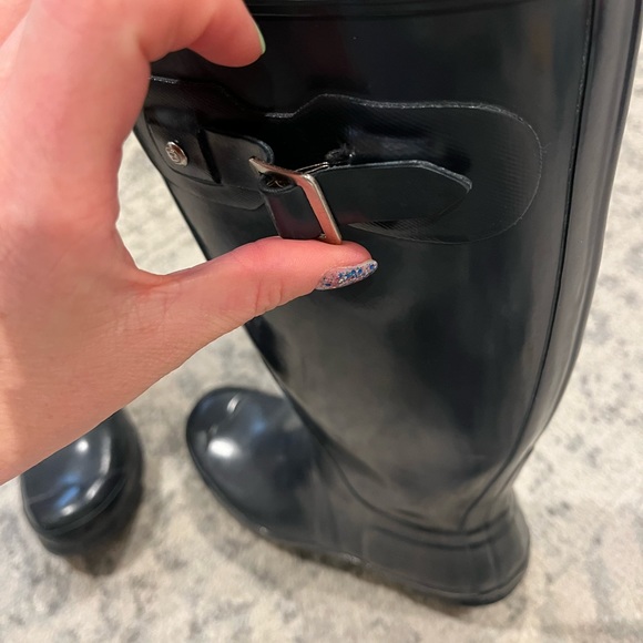 Woman's size 7 rain boots - Picture 4 of 9